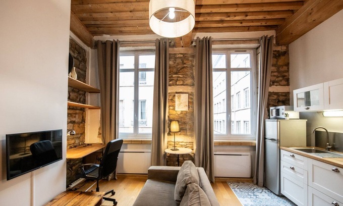 Grande Cote - Annonciade Apartment | Le petit Imbert - warm and cosy studio apartment
