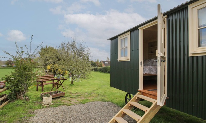 Clows Top Cottage | LE PETITE POUND HOUSE, romantic, with open fire in Bewdley