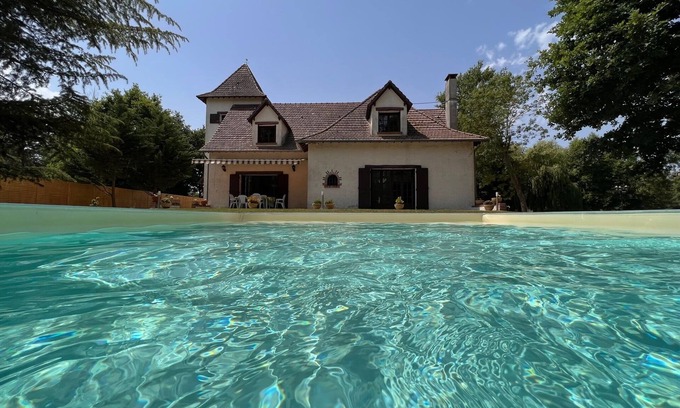 Saint-Hilaire-de-Court Villa | Le Poirier au Roi, villa with swimming pool, jacuzzi and pond