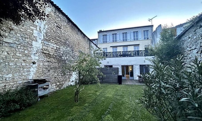 Rochefort Apartment | Le République - Logements avec jardin situés en plein cœur de ville et proche des thermes