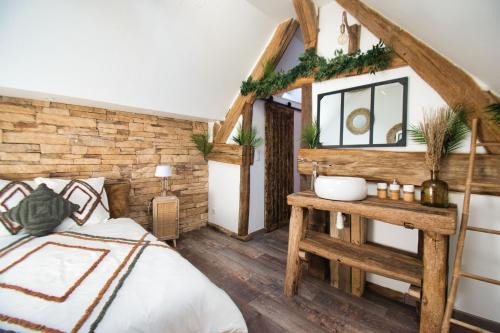 Broue Bed & Breakfast | LE RELAIS DES CALECHES - La Jungle Room