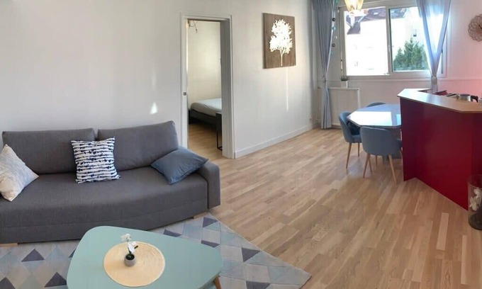 Republique - Tolstoi Apartment | LE RICHELIEU Comfortable 1 Bedroom Apartment – ​Gratte-Ciel District,