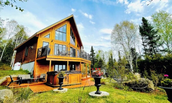 Saint-Joseph-de-la-Rive Ski Chalet | Le Rustique: Family relaxation on the mountain overlooking the river (Charlevoix)