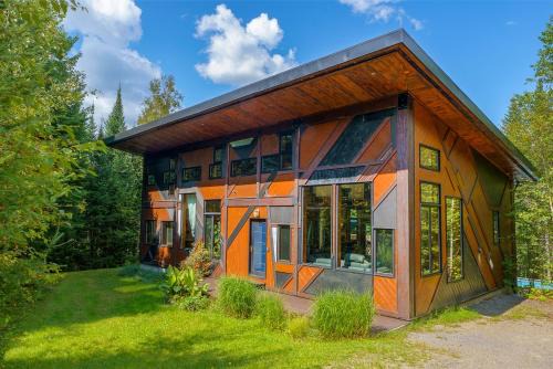 Val David Ski Chalet | Le Sculptural Exitchalets Spa & Pool
