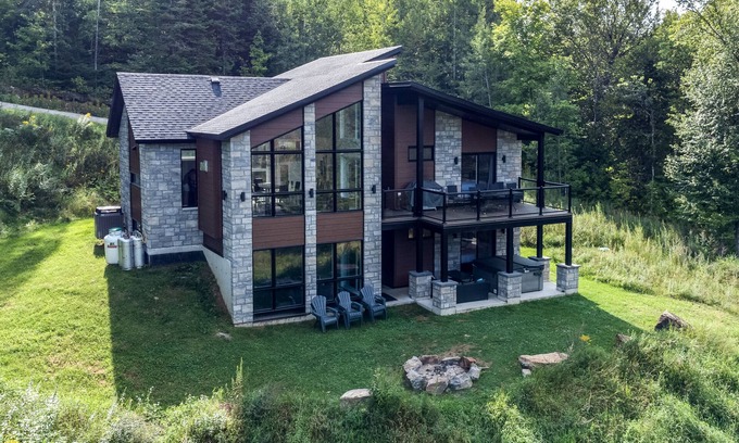 Saint-Alphonse-Rodriguez Ski Chalet | Le Somptueux : Luxurious Waterfront & Mountains