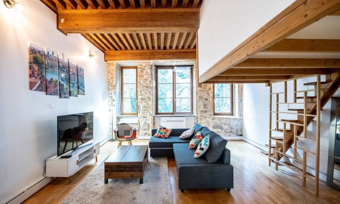 Old Lyon Apartment | Le Soyeux - Superbe canut quai de Saône