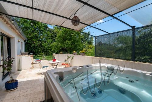 Saint-Paulet-de-Caisson Apartment | Le Titibu, Gîte et Spa entre Ardèche et Provence, Clim, BBQ, Netflix, classé 5 étoiles