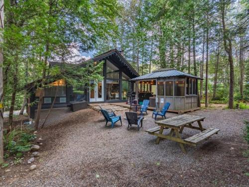 Sainte-Lucie-des-Laurentides House | Le1603 - Le Petit Caribou - Chalet spa et plage