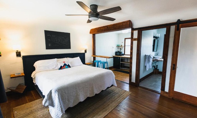 Sisters Hotel | Left Coast Lodge - Pet Friendly