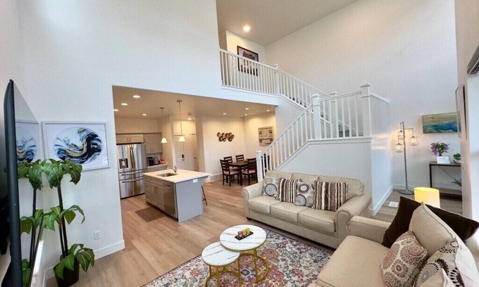 Lehi House | Lehi Retreat:Silicon Slopes/Thanksgiving Pt: Swimming Pool,Fully Stocked Kitchen