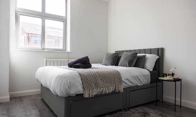 Leicester City Centre Apartment | Leicester City Centre Apartment: PS4, free on street parking after 6pm.