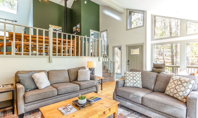 Overlook Park House | LEIS03 - Beautiful, Modern Home, Fireplace, Hot Tub, Bike