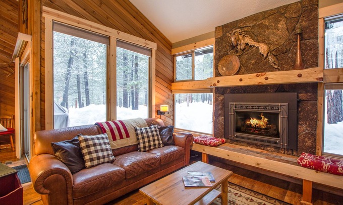 Overlook Park House | LEIS05 - Mountain Cabin, A/C, Short Walk to Village, Pet Friendly, Hot Tub