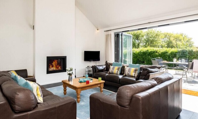 Rock Cottage | LERRYN, pet friendly, with a garden in Rock