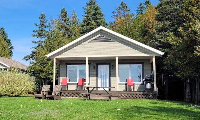 Miguasha-Ouest Ski Chalet | Les Chalets de la Mer, located opposite Baie-des-Chaleurs in Miguasha in Gaspési