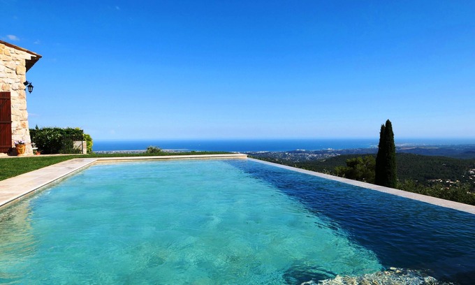 Vence Apartment | Les Citronniers apartment with charm, infinity pool and panoramic sea view