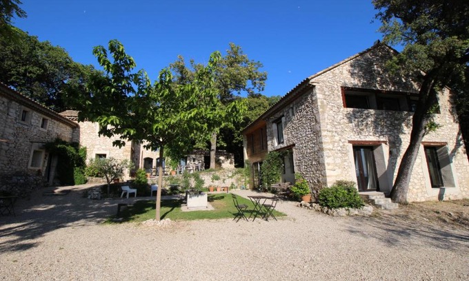 La Garde-Adhemar Bed & Breakfast | Les Esplanes