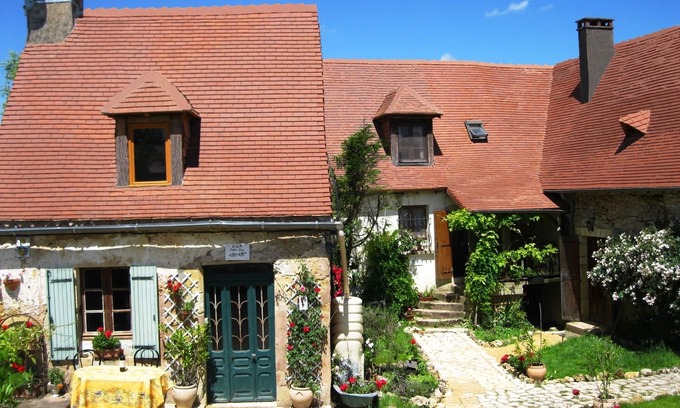 Hautefort Cottage | Les Gites Fleuris - Wisteria - Family friendly, heated pool, gardens, wifi!