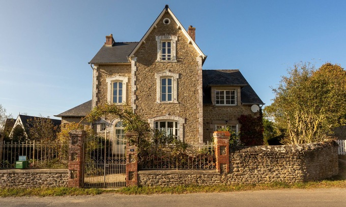 Saint-Jacut-de-la-Mer Villa | Les Rochettes. Charming 3* villa with large garden.