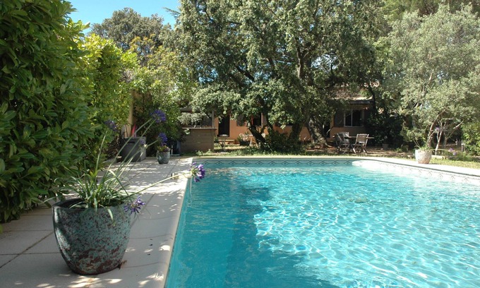 Villeneuve-les-Avignon Apartment | Les Romarins, Gîte Pour 2 Face à Avignon
