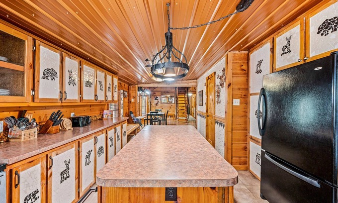 Townsend Cabin | Less than 1 Mile from the National Park! 3BR w/Hot Tub | Fireplace | Cade's Cove
