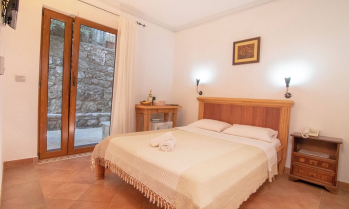 Sveti Stefan Bed & Breakfast | Levantin Inn Room N6 park view