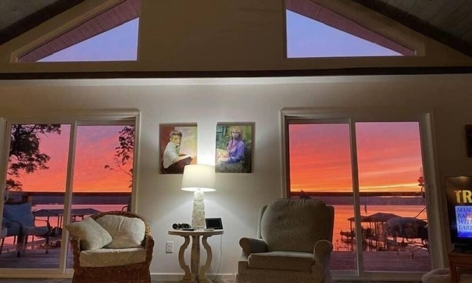 Lodi Villa | Level Seneca Lakefront Villa with Gorgeous Sunsets 3,510 sq. ft.
