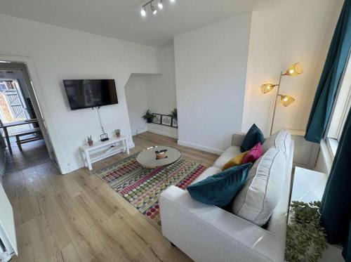 Levenshulme House | Levenshulme House - 2 Bedroom - Sleeps 6 - Free Parking & WiFi