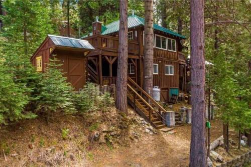 Sugar Pine House | Lewis Creek cabin near Yosemite king beds
