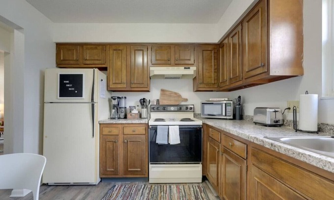 Newark Apartment | Lexington Local - 2 BR 1 BA, Garage, Homey & Comfy