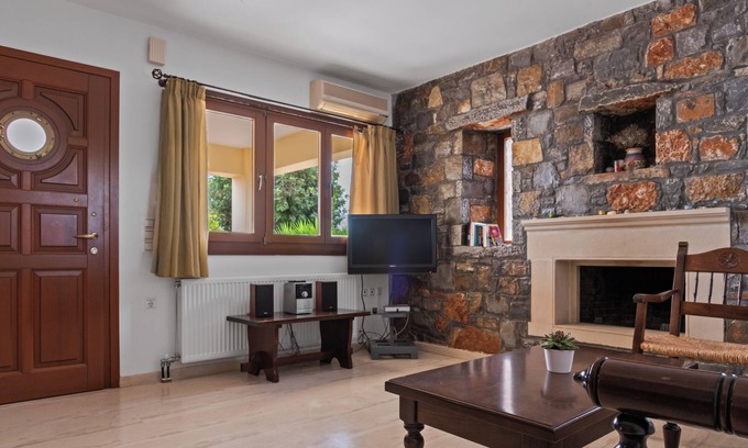 Makry Gialos Apartment | Liakoto Stonewall House Ground Floor