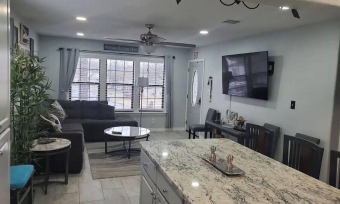 San Antonio House | Lib's Place . A cheerful three bedroom home!