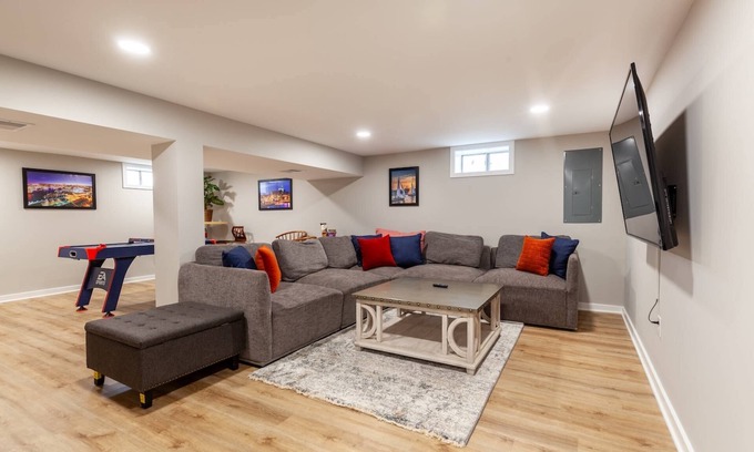 Arnold House | Liberty Call has multiple gathering spaces, screened-in porch and parking