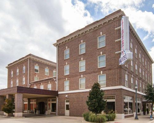 Cleburne Hotel | Liberty Hotel, an Ascend Collection Hotel