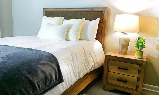 Pine Forest House | Liberty Towne- Fast WiFi, Self Check-in - Ideal for any length of stay