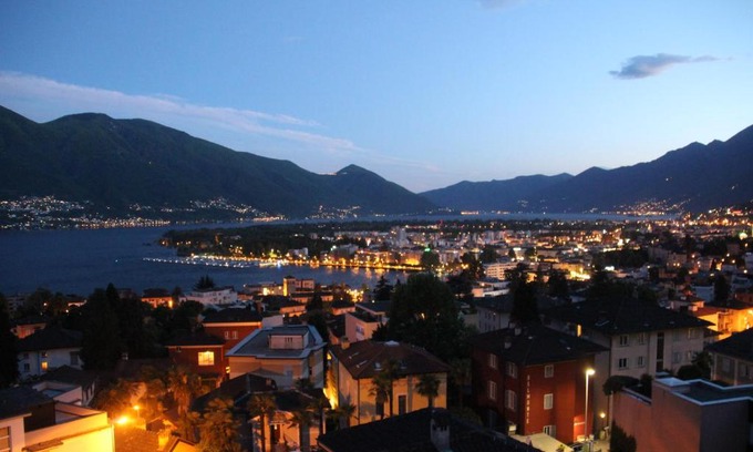 Muralto Apartment | Lichtdurchflutete Ferienwohnung mit Panorama-Sicht und Schwimmbad/Sauna