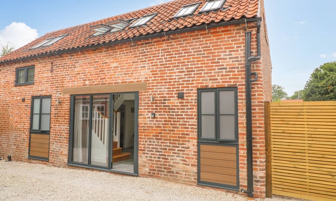Sutton on Trent Cottage | LIFFORD COACH HOUSE, pet friendly, with a garden in Sutton-On-Trent