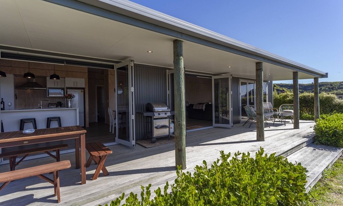 Tata Beach House | Ligar Bay Modern Bach -Linen/Towels Included, Sea View, Free Wi-Fi