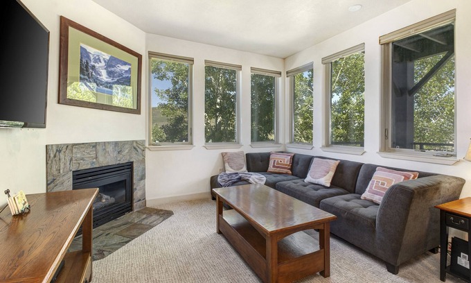 Kimball Junction Condo | Light-filled condo with heated pool & hot tub, near shopping & skiing