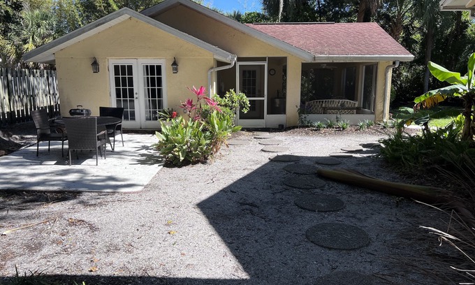 Indian Beach Sapphire Shores Cottage | Light filled walk to bay 1 King BR,1 BA private cottage by the Ringling Museum