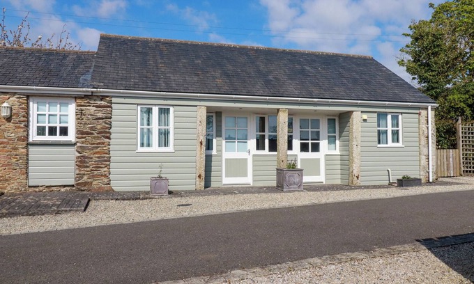 Truro Cottage | LIGHTHOUSE COTTAGE, pet friendly, with a garden in Truro