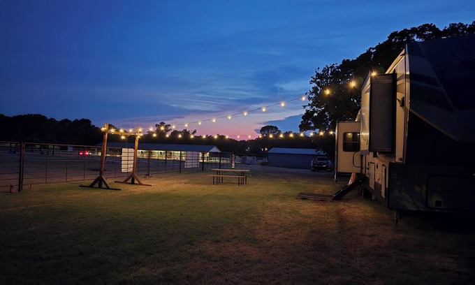 Cleburne House | Like Horses? Enjoy glamping on our horse ranch and rescue.