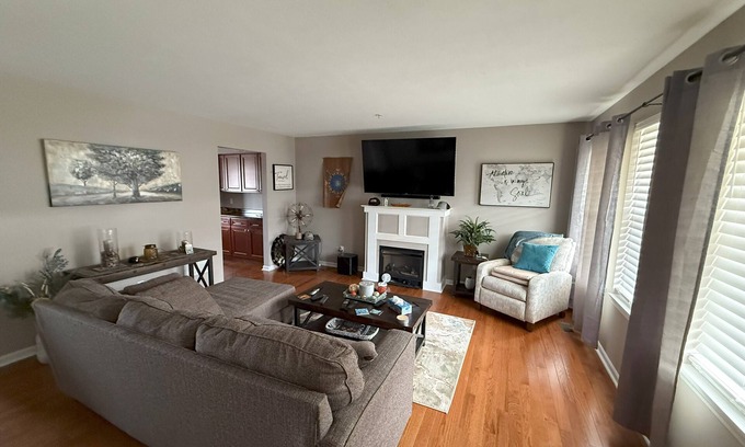 Beaver Falls House | Like New 2-bed + Home office + 2 Car Garage short drive north of Pittsburgh