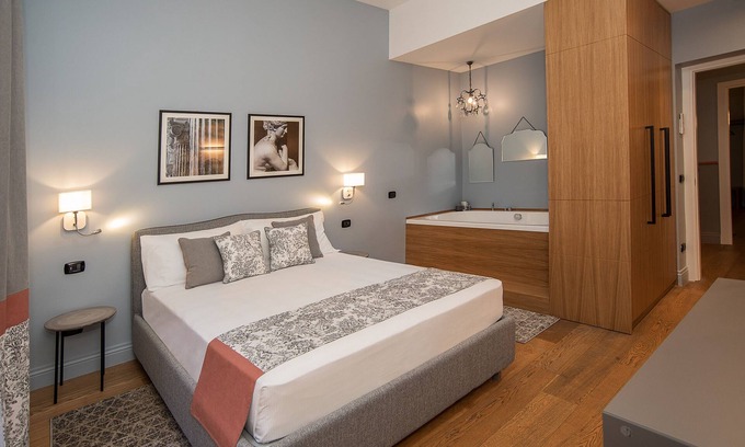 Trastevere House | LikeYourHome, 80 sq m luxury apartment with Jacuzzi, in Trastevere district