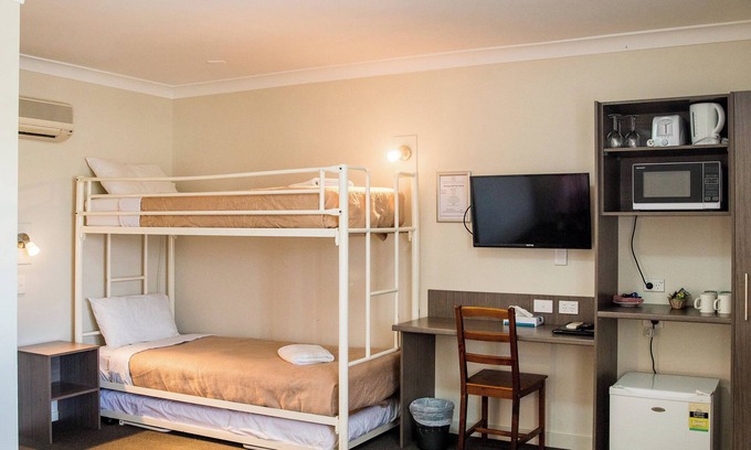 Goulburn Bed & Breakfast | Lilac City Motor Inn 1 Room Family 8