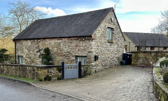 Carsington Cottage | LILIMAE BARN, family friendly, with a garden in Hulland Ward