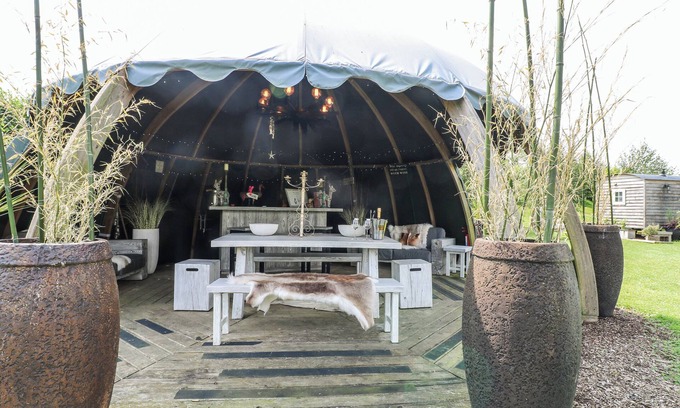 Redmile Cottage | LILLIE'S SHEPHERDS HUT, romantic, with hot tub in Redmile