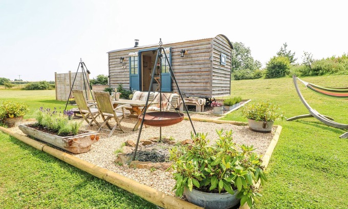 Redmile Cottage | LILLIE'S SHEPHERDS HUT AT SHEPHERDS LODGE RETREAT AND WELLNESS in Redmile