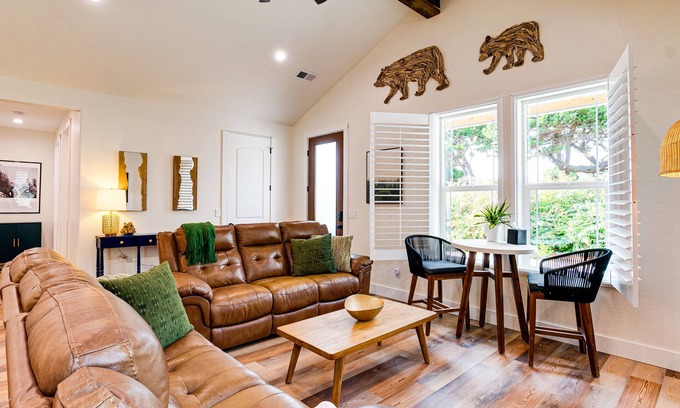Gold Beach House | Lily Pond House. Stylish Coastal Home, 5 min. Walk to Beach, SPA