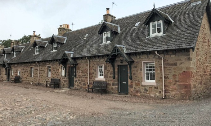 Gorebridge Cottage | Lime Cottage - a charming traditional stone cottage with 2 bedrooms located within the grounds of Ar